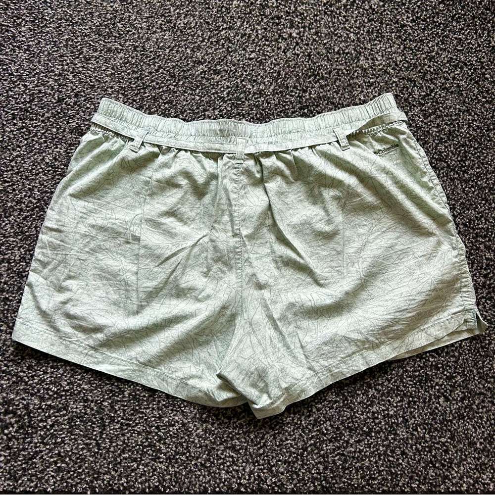 Columbia Athletic Shorts - Leaf Print Size L - Picture 2 of 5
